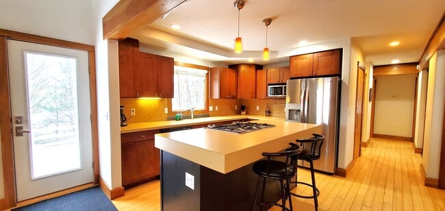 Building Photo - Fully Furnished Monthly Off-Season Gem!