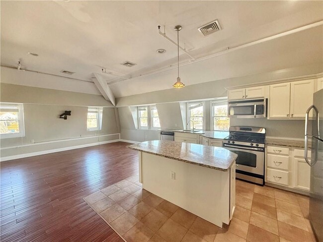 Building Photo - 23 Peck Ln Unit 3rd floor