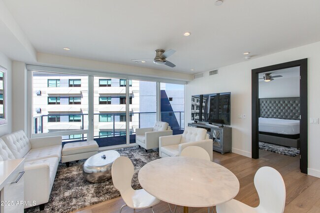 Photo - 4422 N 75th St Unidad 5005