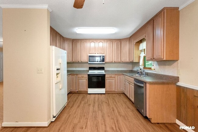 Building Photo - Peace & Beautiful 3BR House Near Rabun Gap...
