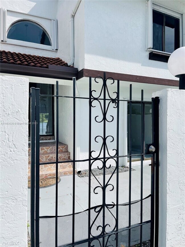 Photo - 3 br, 2.5 bath House - 1341 SW 124th Ct # 4-E