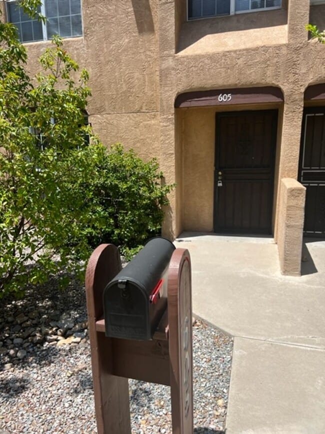 Building Photo - Charming Townhouse Complex . This diamond ...
