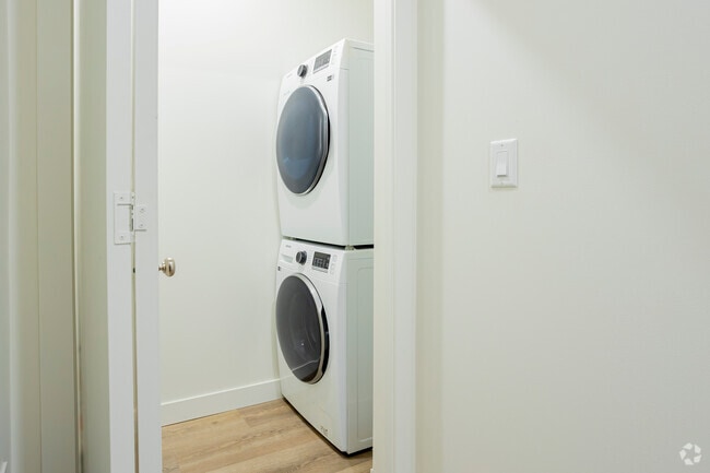 1 BR, 1 BA - 712 SF - District Apartments