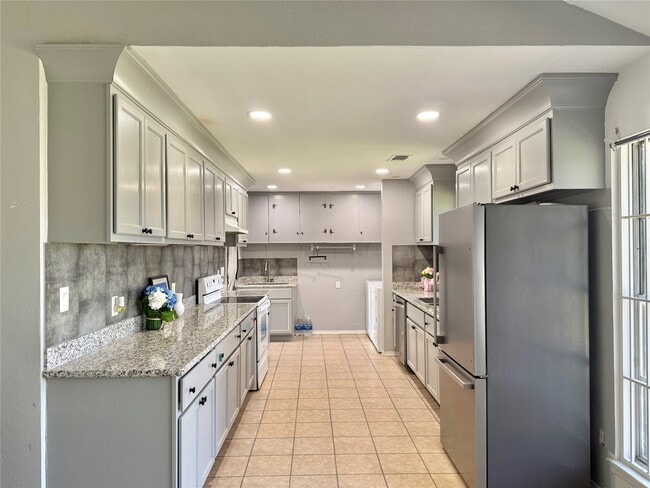 Photo - 8906 Leader St