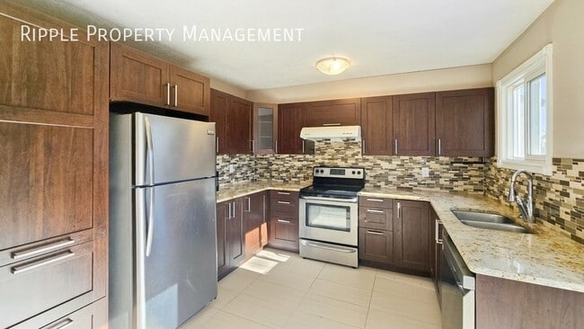 Building Photo - Fantastic 4 Beds, 1.5 Baths TownHouse | 1 Dog Allowed. 20lbs Max