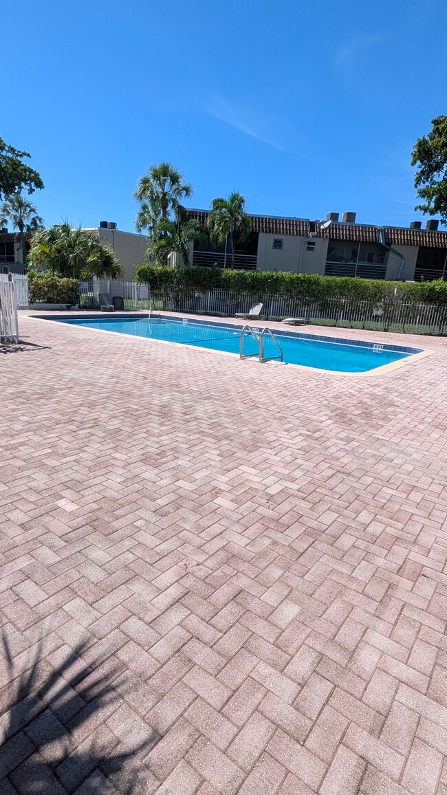Building Photo - 3777 NW 78th Ave Unit 14F Rental