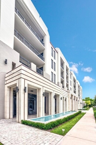 Building Photo - 718 Valencia Ave Unit 202