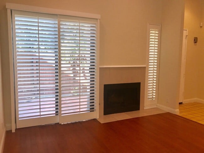 Photo - Beautiful and spacious multilevel townhouse in model home condition