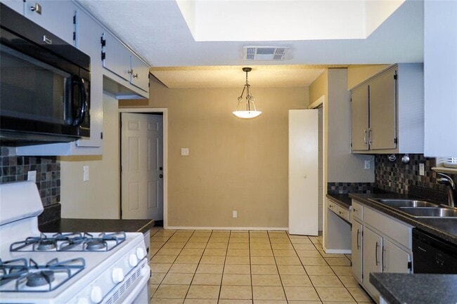 Photo - 308 Golden Oaks Dr