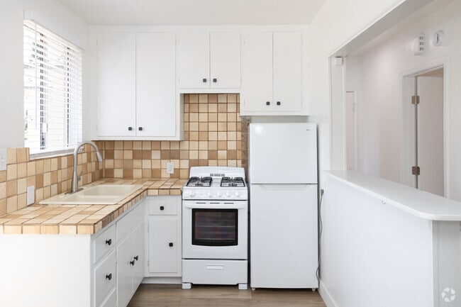 1BR, 1BA - 600SF - Kitchen - 1732-1744 Orizaba Avenue