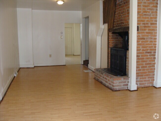 Building Photo - Pet Friendly 3 Bedroom House Near Revs Sta...