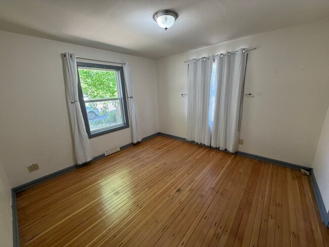 Photo - Prime Location 5 Bed, 2 Bath House