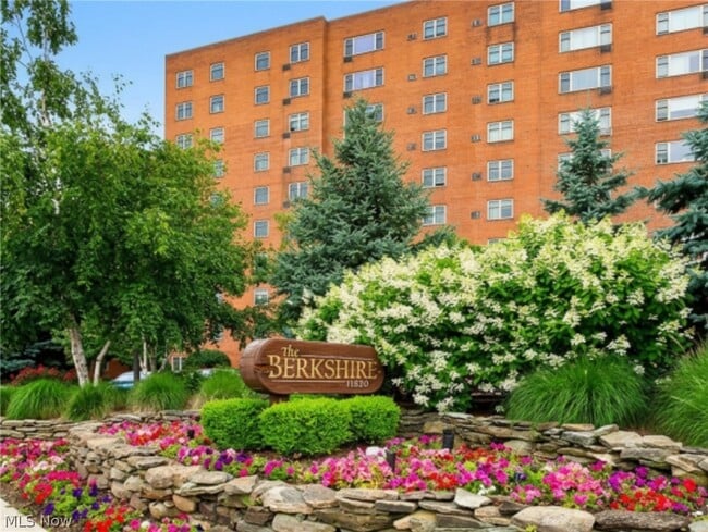 Building Photo - 11820 Edgewater Dr Unit 322