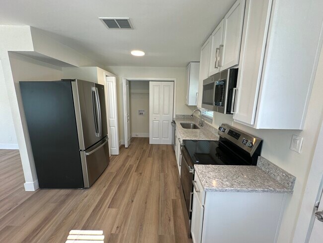 Photo - 3111 W Spruce St