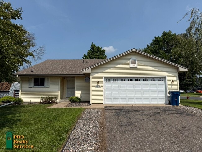 Building Photo - 3 Bedroom Home **Half off August Rent with...