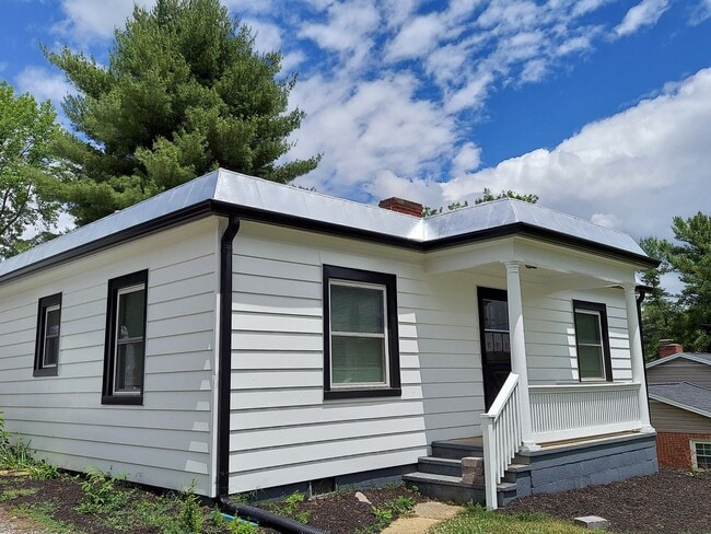 Building Photo - Single Family 3 BR, 2 Bath Rental House in...