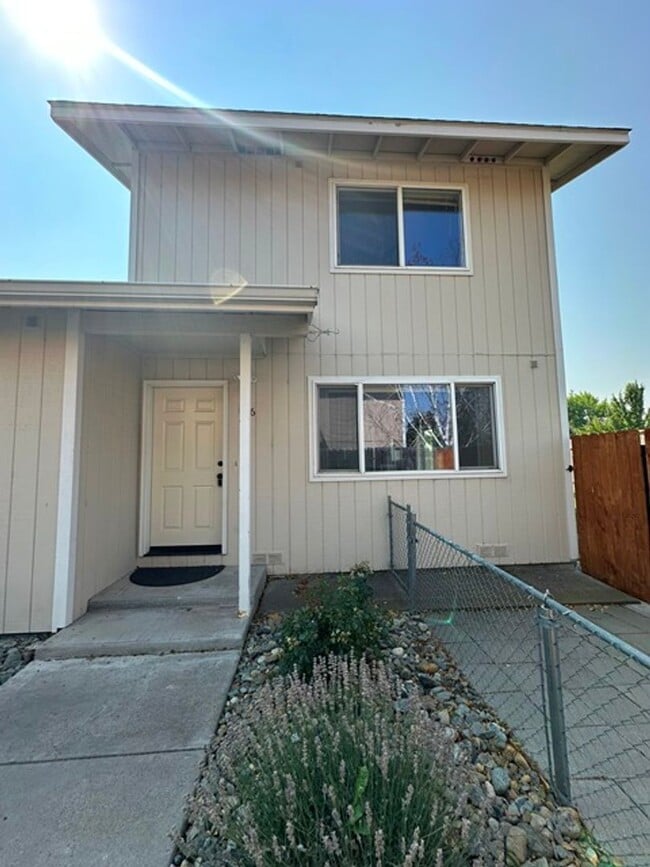 Building Photo - Great duplex unit