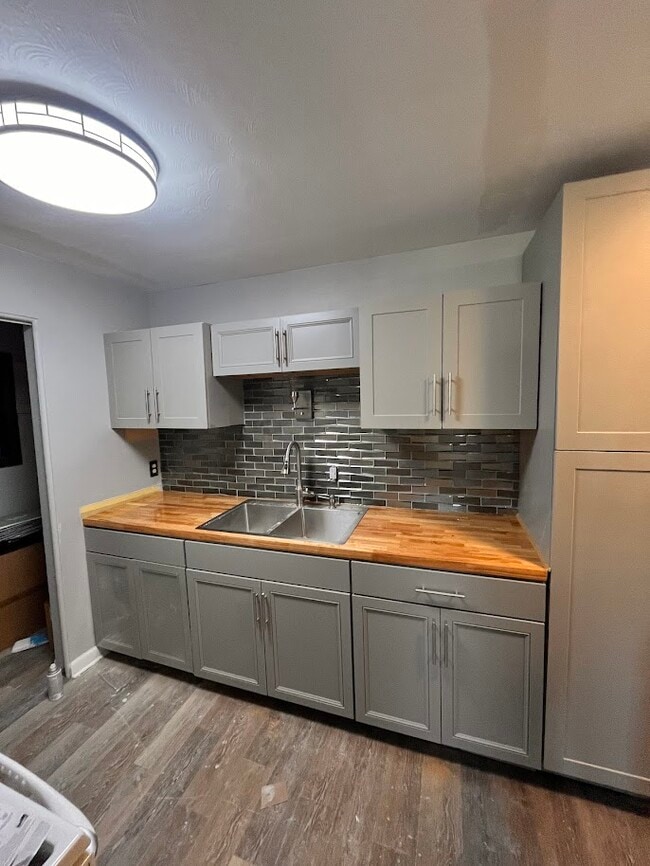 Building Photo - 2257 Hepburn Ave Unit B