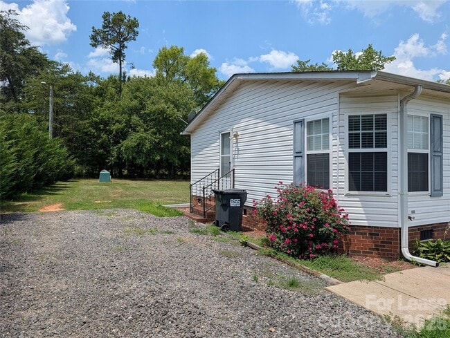 Photo - 824 Perry Rd
