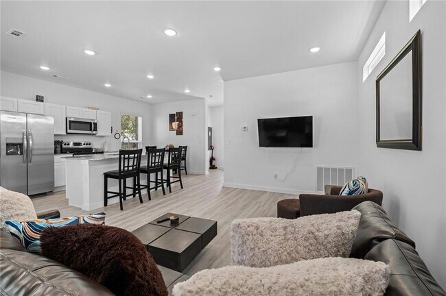 Photo - 680 Pacific Ave