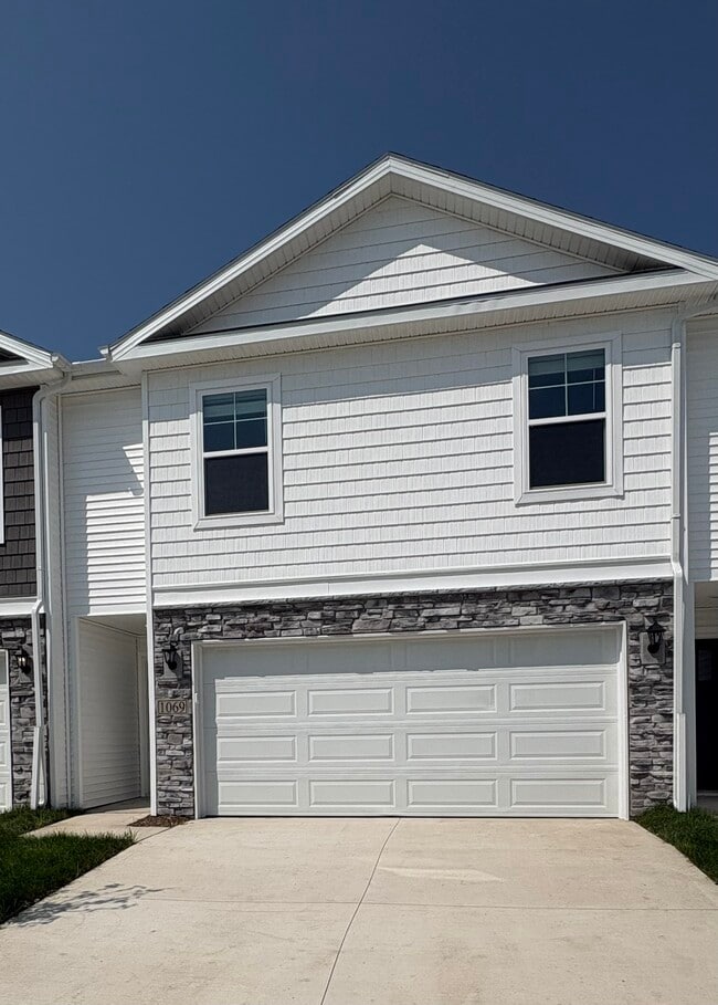 Building Photo - 1069 Daisy Ln