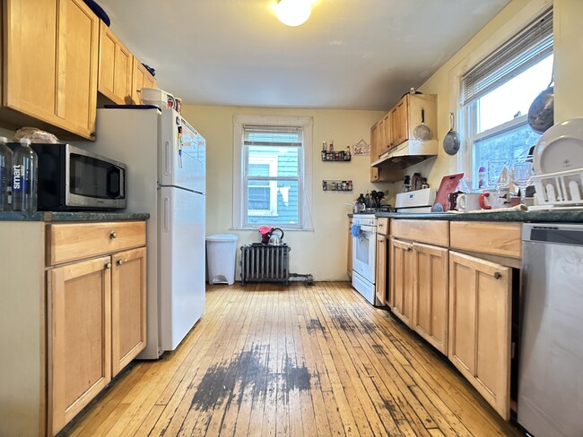 Building Photo - 52 Ashford St Rental