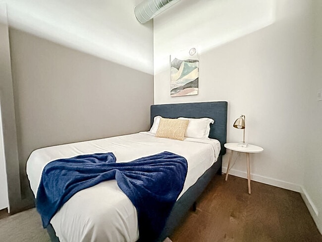 Photo - 403 W 4th St N Unidad ID1352446P