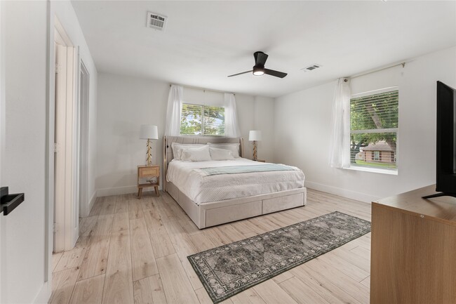 Building Photo - 9919 Golden Sunshine Dr