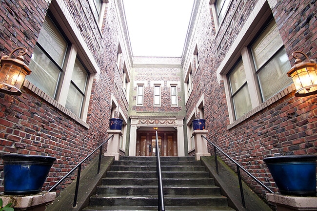 Building Photo - Corner Apartment with Large Windows & CHARM! Unit 101