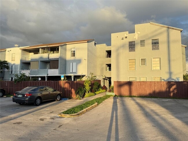 Building Photo - 1725 W 60th St Unit 105