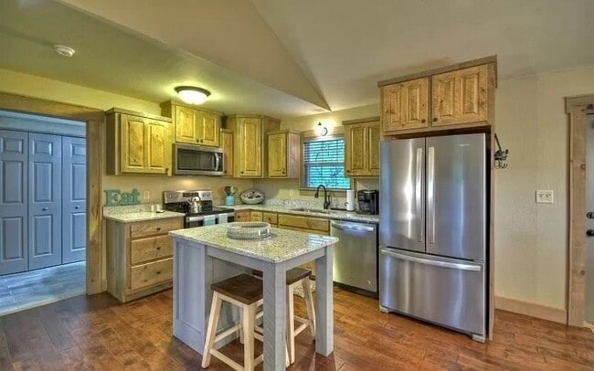Photo - 529 E 2nd St