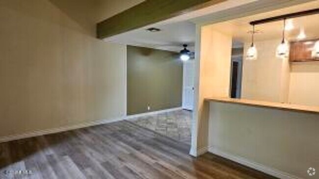 Building Photo - Centrally Located Simi 2 Bed 2 Bath Condo.... Unit D
