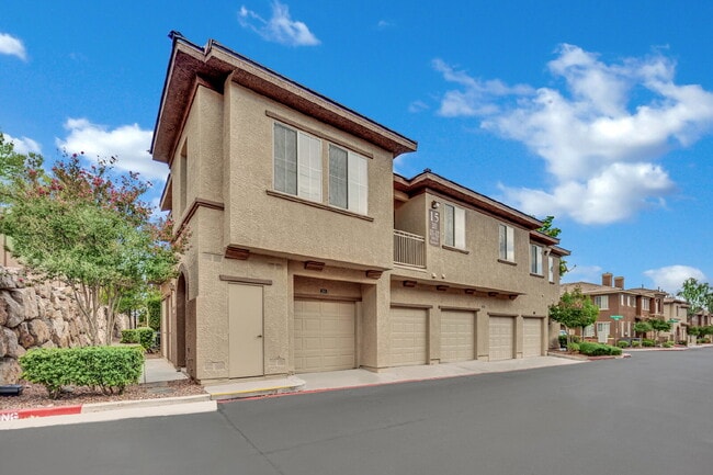 Building Photo - Beautiful 3-bedroom, 2-bathroom condo loca... Unit 201
