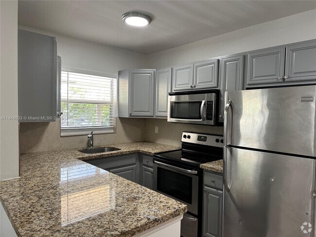 Building Photo - 2640 NE 8th Ave Unit 16 Rental