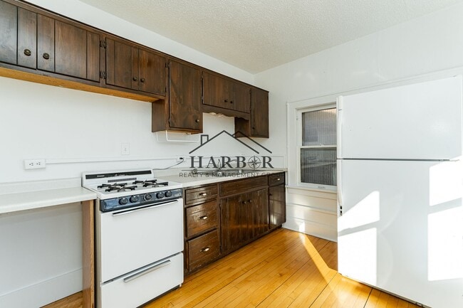 Building Photo - 917 N Broadway Ave Unit 917 N Broadway Ave