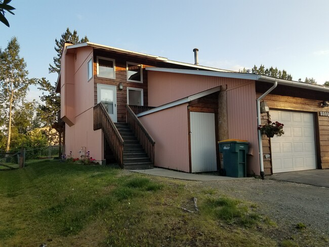 Entry / Side yard - 8000 Little Dipper Ave Casa Adosada