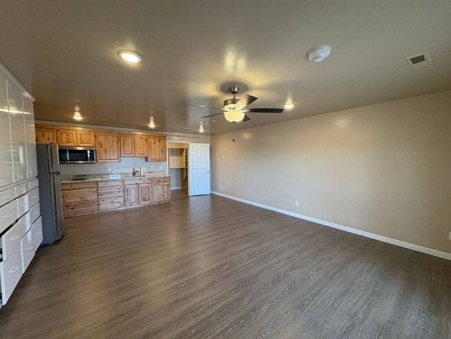 Photo - S202 Gemstone Properties - studio apartment *utilities included*