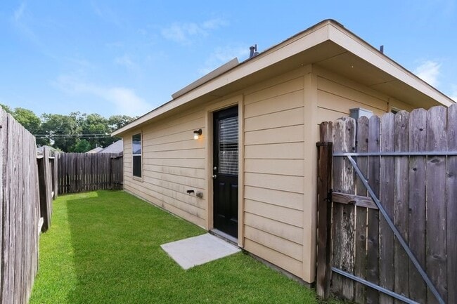 Photo - 2443 Peterborough Way