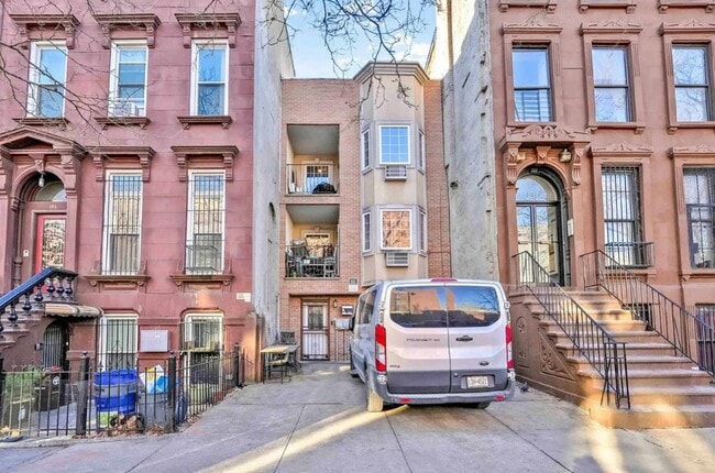 Building Photo - Sunlit Brooklyn Gem | Charming Apartment in a Prime Neighborhood