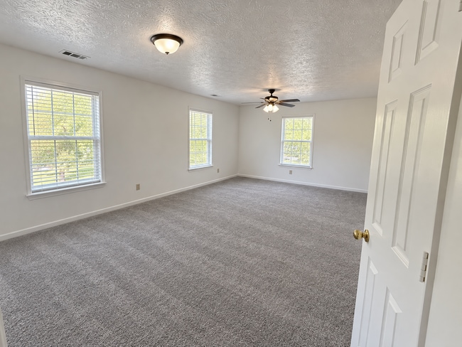 4737 Victoria Dr