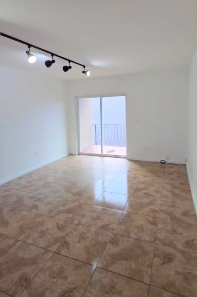 Building Photo - 3640 NW 9th St Unit 306