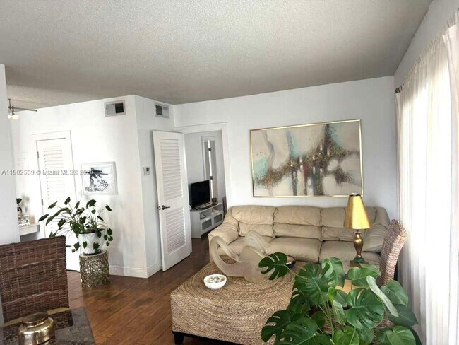 Photo - 1650 N Riverside Dr Unit 1