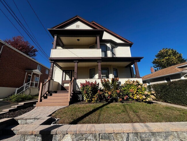 Building Photo - Charming 2-Bedroom First Floor Apartment i... Unit 1st Floor