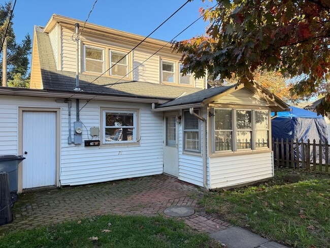Building Photo - Charming 1 Bedroom Cottage with Bonus Room...