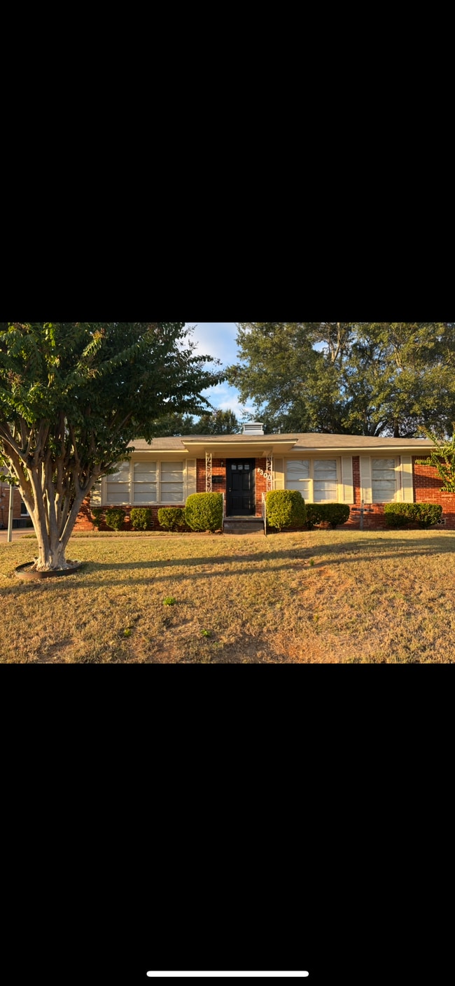 Building Photo - 1300 E Hankerson St