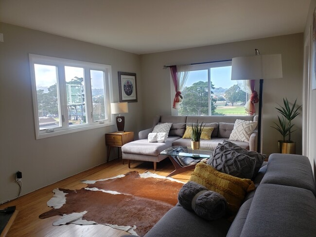 Photo - 717 Rolph St