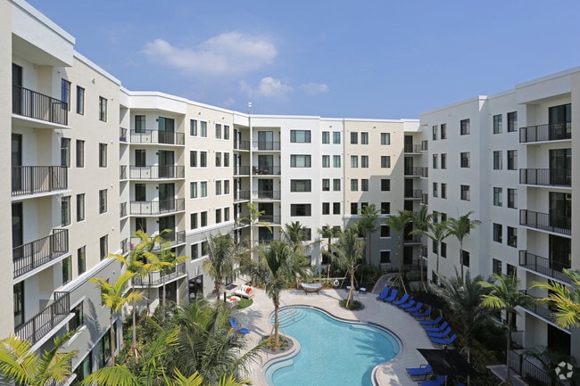 Comunidad - Advenir at Lighthouse Point