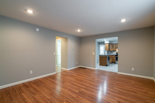 Photo - 631 3rd St NW