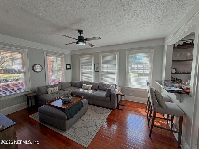 Photo - 3323 Park St