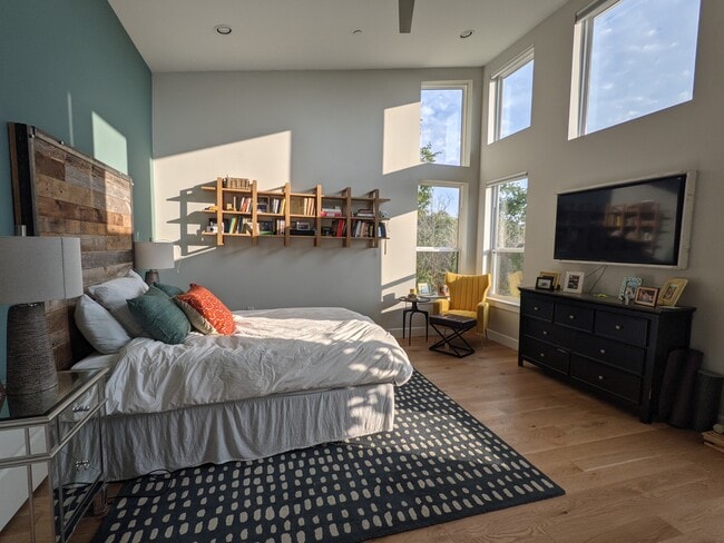 Master bedroom, remote shades for top windows - 1907 Greenwood Ave Casa Unidad 3B